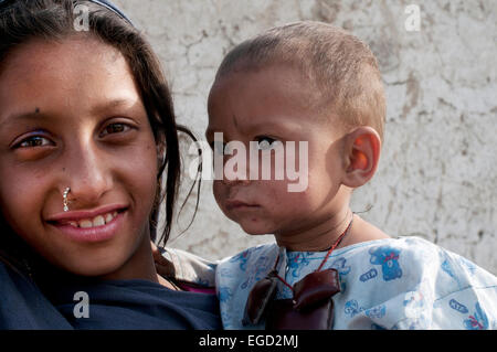 À la fille après son jeune frère, Charahi Spinkali, district 5, Kaboul . Banque D'Images