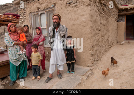 Kaboul , District 7,famille afghane avec cinq enfants debout devant leur maison en pierre et boue Banque D'Images