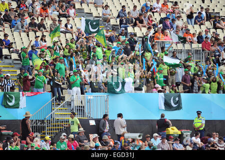 Christchurch, Nouvelle-Zélande. Feb 21, 2015. Christchurch, Nouvelle-Zélande - 21 février 2015 - Fans de Pakistan célébrer au cours de l'ICC Cricket World Cup Match entre le Pakistan et l'Antilles à Hagley Oval le 21 février 2015 à Christchurch, Nouvelle-Zélande. © dpa/Alamy Live News Banque D'Images