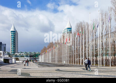 Les drapeaux des pays du monde dans le dos des Olivais Rossio (Olive Grove Square) dans le Parque das Nações (Parc des Nations). Lisbonne, Portugal Banque D'Images