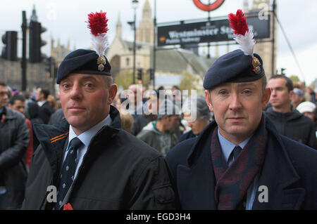 D'une manière touchante, un grand nombre d'anciens combattants de la Seconde Guerre mondiale encore prendre part à la cérémonie du souvenir dimanche à Whitehall et venir à Banque D'Images