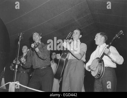 Quatre musiciens qui se produiront au Festival de musique de montagne, Asheville, Caroline du Nord, vers 1930, des années 1940 Banque D'Images