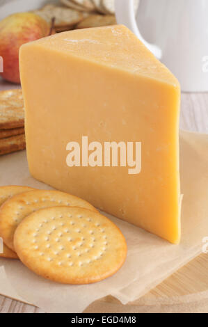 Le Double Gloucester un traditionnel disque semi crémeuse au fromage britannique Banque D'Images
