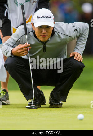 (150223) -- LOS ANGELES, le 23 février 2015 (Xinhua) -- La Corée du Sud, James Hahn s'aligne son putt au cours de la ronde finale de l'omnium Northern Trust au Riviera Country Club, à Los Angeles, aux États-Unis, le 22 février 2015. James Hahn a remporté le titre en séries éliminatoires. (Xinhua/Zhao Hanrong) Banque D'Images