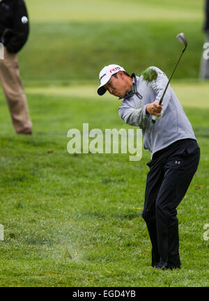 (150223) -- LOS ANGELES, le 23 février 2015 (Xinhua) -- La Corée du Sud, James Hahn prend un tir lors de la dernière ronde de l'omnium Northern Trust au Riviera Country Club, à Los Angeles, aux États-Unis, le 22 février 2015. James Hahn a remporté le titre en séries éliminatoires. (Xinhua/Zhao Hanrong) Banque D'Images