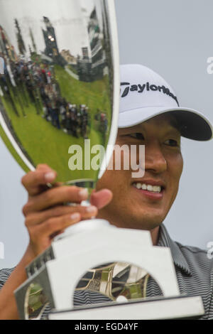 (150223) -- LOS ANGELES, le 23 février 2015 (Xinhua) -- La Corée du Sud, James Hahn célèbre avec son trophée après avoir remporté la finale du tournoi open de golf Northern Trust au Riviera Country Club, à Los Angeles, aux États-Unis, le 22 février 2015. James Hahn a remporté le titre en séries éliminatoires. (Xinhua/Zhao Hanrong) Banque D'Images