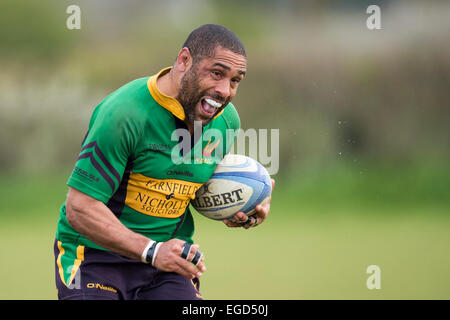 Joueur de Rugby en action exécutant avec la balle. Banque D'Images