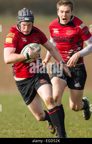 Joueur de Rugby en action exécutant avec la balle. Banque D'Images