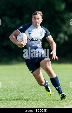 Joueur de Rugby en action exécutant avec la balle. Banque D'Images