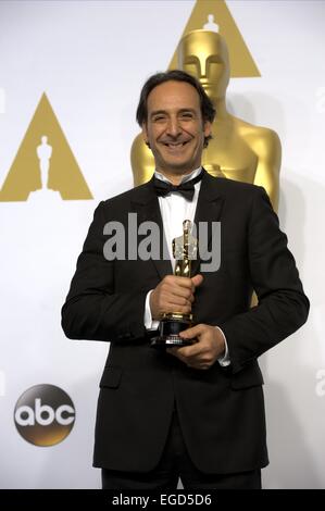 Compositeur Alexandre Desplat pose à la salle de presse de la 87e Academy awards, oscars, au Dolby Theatre de Los Angeles, USA, le 22 février 2015. Photo : Hubert Boesl/DPA - AUCUN FIL SERVICE - © AFP PHOTO alliance/Alamy Live News Crédit : afp photo alliance/Alamy Live News Banque D'Images