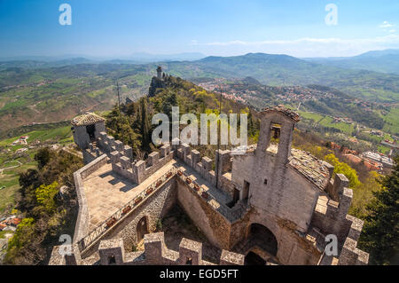 Vue panoramique sur une vieille tour Montale avec la forteresse Guaita au premier plan. Banque D'Images