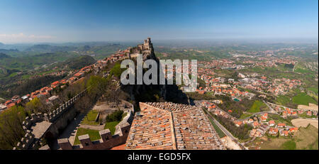 Vue panoramique de la forteresse de Guaita en République de Saint-Marin de Cesta tower. Banque D'Images