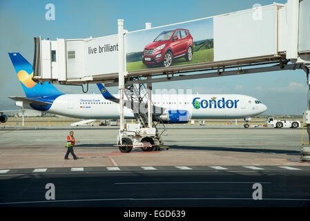 Le Groupe Thomas Cook Boeing 767 de Condor Flugdienst company à l'aéroport de Cape Town Afrique du Sud portant le symbole coeur ensoleillé Banque D'Images