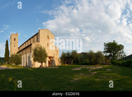 Abbaye de Sant Antimo, Abbaye de Sant Antimo, 12e siècle, l'architecture romane, près de Montalcino, province de Sienne, Toscane, Italie, Europe Banque D'Images