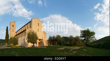 Abbaye de Sant Antimo, Abbaye de Sant Antimo, 12e siècle, l'architecture romane, près de Montalcino, province de Sienne, Toscane, Italie, Europe Banque D'Images