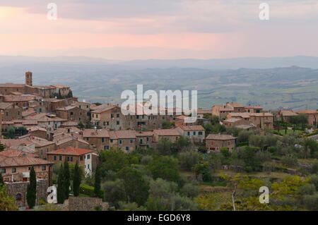 Hill ville de Montalcino, Province de Sienne, Toscane, Italie, Europe Banque D'Images