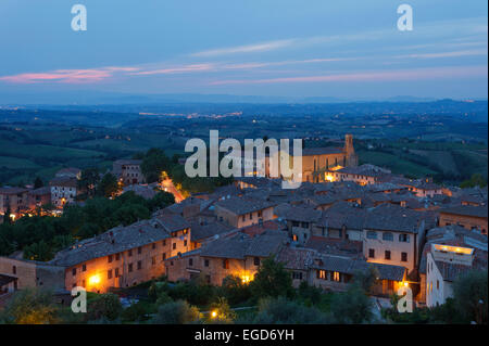 San Gimignano avec Sant Agostino, église de saint Augustin dans la nuit, 13ème. siècle, hill village, province de Sienne, Toscane, Italie, Europe Banque D'Images