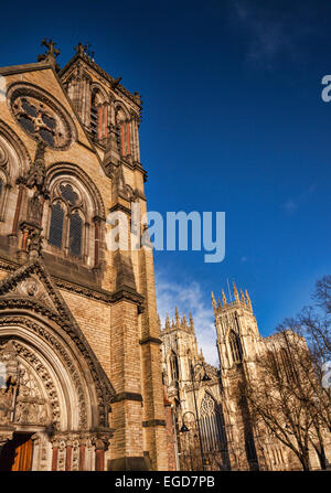 St Wilfrid's Catholic Church et York Minster, York, North Yorkshire, Angleterre, Royaume-Uni. Banque D'Images