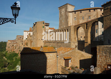 Pitigliano avec Aqueduc et Palazzo Orsini, Palais Orsini, hill village, province de Grosseto, Toscane, Italie, Europe Banque D'Images