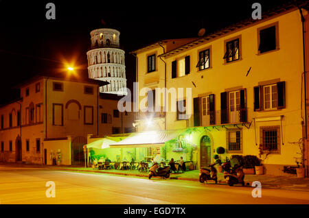 Restaurant de nuit avec campanile en arrière-plan, la tour du clocher, Torre Pendente, tour de Pise, Pise, Toscane, Italie, Europe Banque D'Images