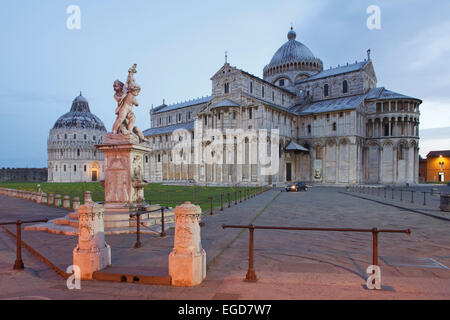 La Fontana dei putti, fontaine, Battistero, Baptistère et cathédrale Duomo, dans la lumière du soir, la Piazza dei Miracoli (Place des Miracles, la Piazza del Duomo, la place de la cathédrale, l'UNESCO World Heritage Site, Pise, Toscane, Italie, Europe Banque D'Images
