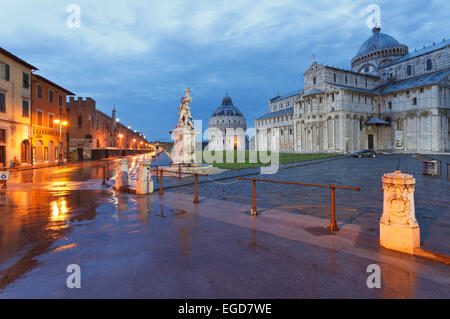 La Fontana dei putti, Battistero, baptistère, Duomo, la cathédrale et son campanile, clocher dans la lumière du soir, Torre Pendente, tour de Pise, la Piazza dei Miracoli (Place des Miracles, la Piazza del Duomo, la place de la cathédrale, l'UNESCO World Heritage Site, Pise, Tus Banque D'Images