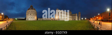 Battistero, baptistère, Duomo, la cathédrale et son campanile, clocher, Torre Pendente, tour de nuit, la Piazza dei Miracoli (Place des Miracles, la Piazza del Duomo, la place de la cathédrale, l'UNESCO World Heritage Site, Pise, Toscane, Italie, Europe Banque D'Images