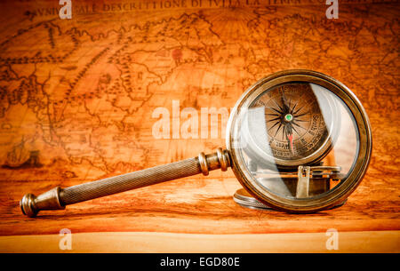 Vintage still life. Vintage loupe se trouve sur une ancienne carte du monde en 1565. Banque D'Images