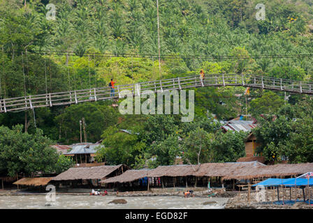Personnes marchant sur un pont suspendu, traversant la rivière Bahorok à Bukit Lawang, Bahorok, Langkat, Sumatra Nord, Indonésie. Banque D'Images