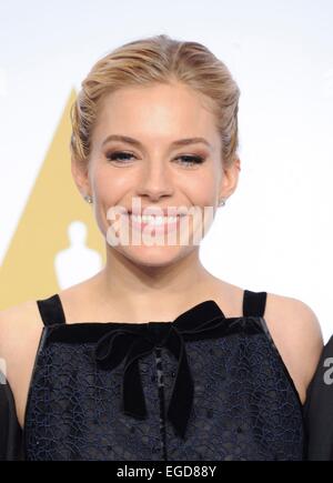 Los Angeles, CA, USA. Feb 22, 2015. Sienna Miller dans la salle de presse pour la 87e soirée des Oscars Oscars 2015 - Salle de presse, le Kodak Theater à Hollywood et Highland Center, Los Angeles, CA, le 22 février 2015. Credit : Elizabeth Goodenough/Everett Collection/Alamy Live News Banque D'Images