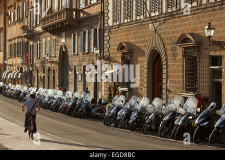 Les cycles à moteur et des cyclistes près de Ponte Vecchio, Arno River Road, centre historique de Florence, l'UNESCO World Heritage Site, Firenze, Florence, Toscane, Italie, Europe Banque D'Images