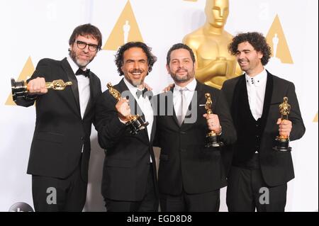 Los Angeles, CA, USA. Feb 22, 2015. Alejandro G. Inarritu, Alexander Dinelaris, Nicolas Giacobone, Armando Bo dans la salle de presse pour la 87e soirée des Oscars Oscars 2015 - Salle de presse, le Kodak Theater à Hollywood et Highland Center, Los Angeles, CA, le 22 février 2015. Credit : Elizabeth Goodenough/Everett Collection/Alamy Live News Banque D'Images