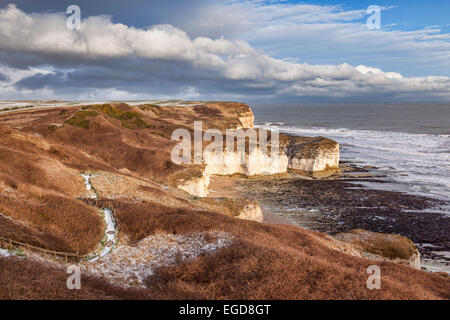 Flamborough Head, East Yorkshire, Angleterre, Royaume-Uni, les falaises de calcaire à Flamborough Head, en hiver avec une lumière saupoudrer de neige Banque D'Images