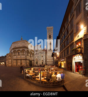 Pub sur la Piazza S. Giovanni square, Battistero di San Giovanni baptistère, Duomo Santa Maria del Fiore cathédrale, le centre historique de Florence, l'UNESCO World Heritage Site, Firenze, Florence, Toscane, Italie, Europe Banque D'Images