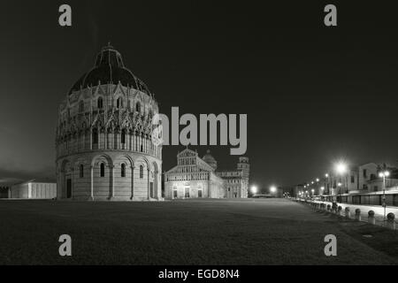 Battistero avec cathédrale et la tour penchée, le Duomo, Torre Pendente, Piazza dei Miracoli, Piazza del Duomo, la place de la cathédrale, l'UNESCO World Heritage Site, Pise, Toscane, Italie, Europe Banque D'Images