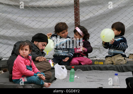 Damas. Feb 23, 2015. Photo prise le 23 février 2015 montre les enfants syriens déplacés dans une école qui a été transformé en un abri temporaire aux Syriens déplacés à Qudsaya quartier dans la campagne de Damas, en Syrie. Des centaines de familles syriennes ont récemment été évacués de la ville de Douma tenues par les rebelles. © Bassem Tellawi/Xinhua/Alamy Live News Banque D'Images