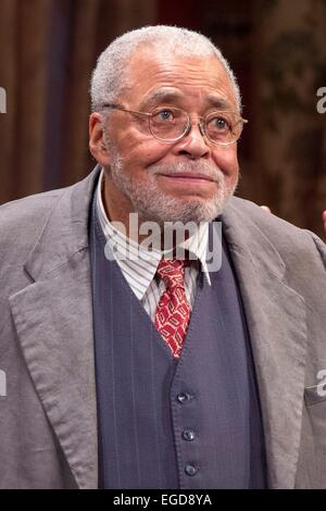 James Earl Jones devant le hall des arrivées pour vous NE POUVEZ PAS LE PRENDRE AVEC VOUS, la performance de clôture Longacre Theatre, New York, NY 22 février 2015. Photo par : Patrick Cashin/Everett Collection Banque D'Images