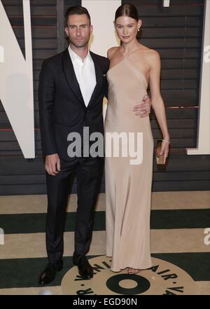 Los Angeles, Californie, USA. Feb 23, 2015. Adam Levine, Behati Prinsloo Singer et le modèle Vanity Fair Oscar Party 2015 Los Angeles, USA 23 février 2015 Dit is77020 Allstar © Photo Library/Alamy Live News Crédit : Allstar Photo Library/Alamy Live News Banque D'Images