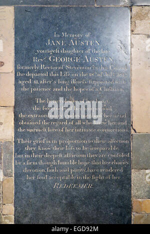 La tombe de Jane Austen monument en pierre dans la nef de la cathédrale de Winchester. UK. (75) Banque D'Images