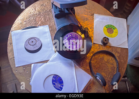 Records d'être joué sur une miniature record player à un niveau record de fair Banque D'Images