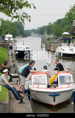 Bateaux dans Molesey verrou sur la Tamise Molesey Surrey Banque D'Images