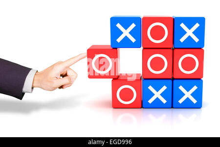 En poussant à la main un cercle pour gagner le jeu Tic Tac Toe Banque D'Images