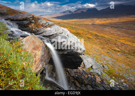 Vue sur l'Abisko National Park avec une chute dans l'avant-plan et Lapporten en arrière-plan à l'automne, Laponie, Suède Banque D'Images