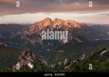 Lever du soleil sur l'Gesause Parc national avec la large vue depuis le Grosser Buchstein Admonter Reichenstein Group au printemps, d'Ennstal Alps, Styrie, Autriche Banque D'Images