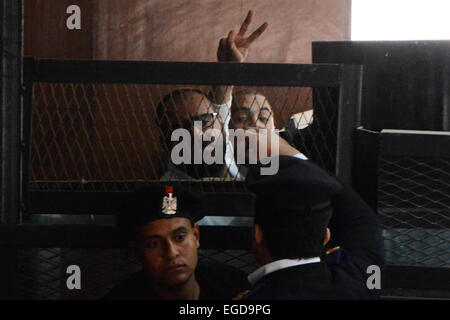 Le Caire, Égypte. Feb 23, 2015. L'activiste égyptien Alaa Abdel Fattah (L, arrière) se distingue avec ses collègues sur un défendeur du Caire, Egypte, le 23 février 2015. Un tribunal égyptien a condamné lundi activiste Alaa Abdel Fattah à cinq ans de prison sur des accusations de l'organisation de manifestations non autorisées et d'incitation à la violence d'Etat, Nile TV signalés. © Mohamed El Raai/Xinhua/Alamy Live News Banque D'Images