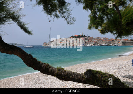 Vue sur une plage vers Primosten, Dalmatie, Côte Adriatique, Croatie Banque D'Images