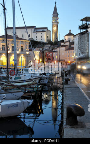 Voir l'ensemble de la ville port en direction de la vieille ville, Piran, Golfe de Trieste, la Slovénie Banque D'Images