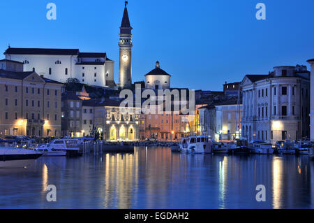 Voir l'ensemble de la ville port en direction de la vieille ville, Piran, Golfe de Trieste, la Slovénie Banque D'Images