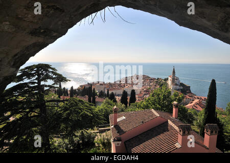 Vue vers les murs de la ville de Piran, Golfe de Trieste, la Slovénie Banque D'Images