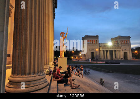 Le soir sur Koenigsplatz square, Munich, Bavière, Allemagne Banque D'Images